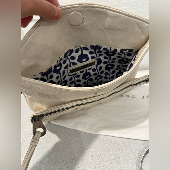 Marc Jacobs w/Dust Bag - Dual Compartment Leather Wristlet in Cream - Picture 3 of 9